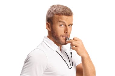 Spor koçu beyaz arka planda ıslık çalıyor.