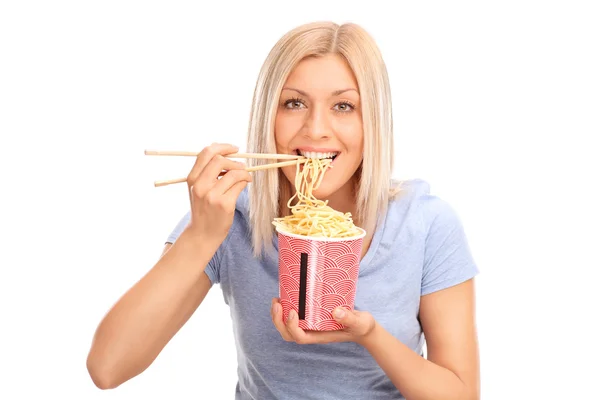 Blonde vrouw Chinese noedels eten — Stockfoto