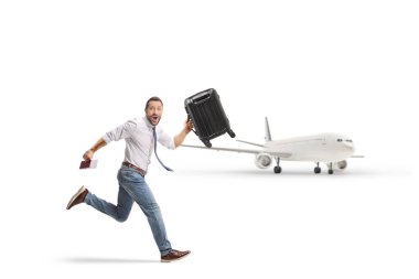 Bavulu ve pasaportu olan ve beyaz arka planda izole edilmiş bir uçağı yakalamak için koşan yolcu.