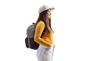 Beyaz arka planda sarı bluzlu, sırt çantalı bir kız öğrenci.