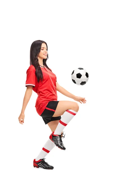 女子足球球员杂耍球 — 图库照片
