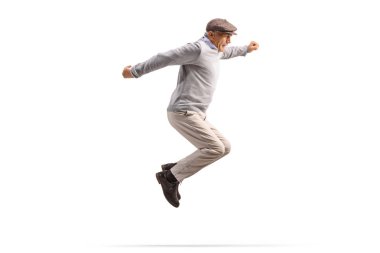 Mutlu yaşlı adam beyaz arka planda izole atlıyor