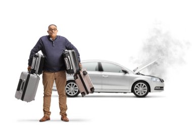 Araba sorunu olan olgun bir adam beyaz arka planda izole edilmiş bavullar taşıyor.