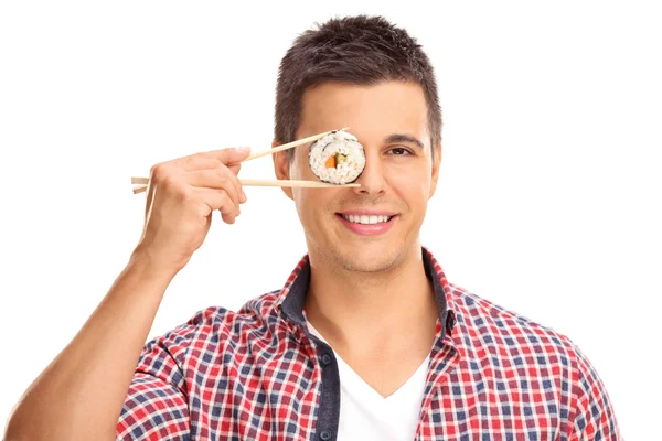 Adam holding parça sushi — Stok fotoğraf
