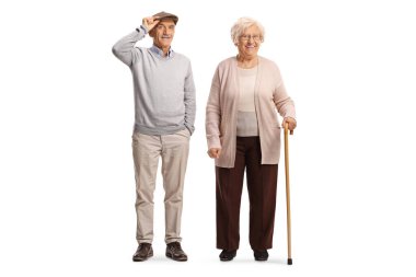 Beyaz arka planda izole edilmiş yaşlı bir erkek ve kadının tam boy portresi.