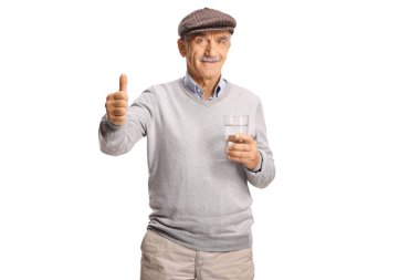 Beyaz arka planda bir bardak su tutan ve işaret eden emekli bir erkek.