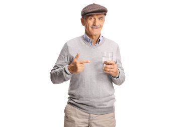 Erkek emekli beyaz arka planda izole edilmiş bir bardak suyu işaret ediyor.