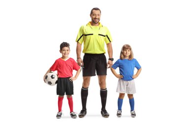 Futbol formalı çocuklar beyaz arka planda izole edilmiş futbol hakemi.