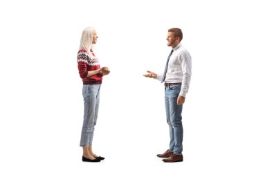 Erkek ve kadın ayakta duruyor ve beyaz arka planda izole edilmiş bir şekilde sohbet ediyorlar. 