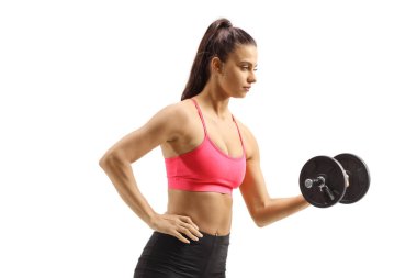 Beyaz arka planda izole bir halterle ağırlık çalışması yapan kadın vücut geliştirici.