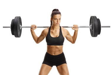 Ağırlık antrenmanı yapan güçlü kadın beyaz arka plan, spor ve spor konseptine izole edilmiş.