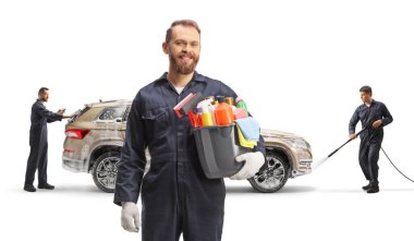 Beyaz arka planda izole edilmiş bir oto yıkama merkezinde araç temizleyen işçiler