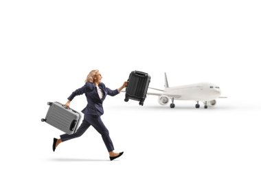 Beyaz arka planda izole edilmiş bavullarla koşan uçak ve kadın.