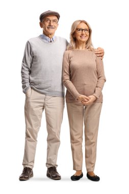 Kucaklaşan olgun çift beyaz arka planda izole edilmiş.