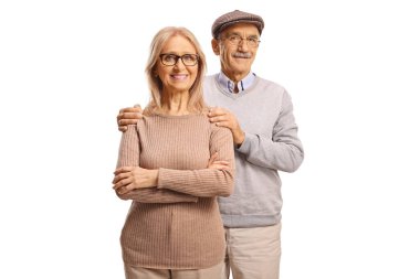 Beyaz arka planda soyutlanmış gülümseyen olgun çift kucaklaşıyor.