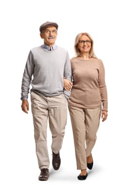 Olgun erkek ve kadın beyaz arka planda kameraya doğru yürüyor.