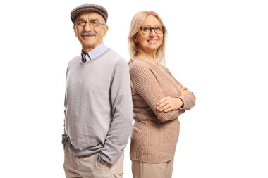 Beyaz arka planda sırt sırta duran olgun erkek ve kadın.