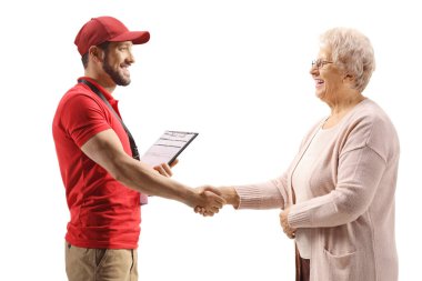 Kurye ve yaşlı bir kadın beyaz arka planda el sıkışıyor.