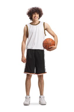 Uzun boylu, basketbolcu, elinde top olan ve beyaz arka planda izole edilmiş bir şekilde gülümseyen.