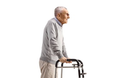 Yürüteçle beyaz arka planda duran yaşlı adam.