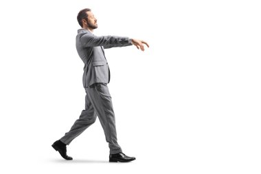 Yorgun işadamı, beyaz arka planda izole edilmiş yoğun bir iş gününde uyurgezer.