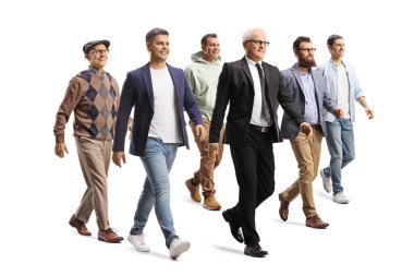 Genç ve yaşlı bir adam beyaz arka planda izole bir grupta yürüyor.