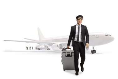 Havaalanında yürüyen ve beyaz arka planda izole edilmiş bir bavulu çeken üniformalı bir pilotun tam boy portresi.