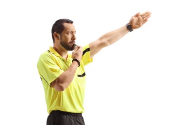 Futbol hakemi beyaz arkaplanda ofsayt gösteriyor