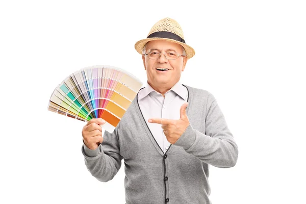 Cavalheiro sênior segurando uma paleta de cores — Fotografia de Stock