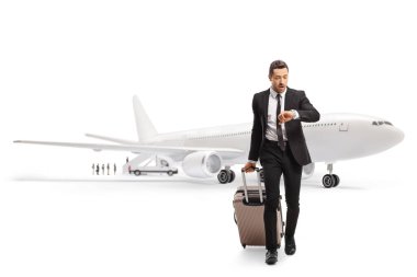 Havaalanında bavullu bir iş adamı beyaz arka planda izole edilmiş saatini kontrol ediyor.