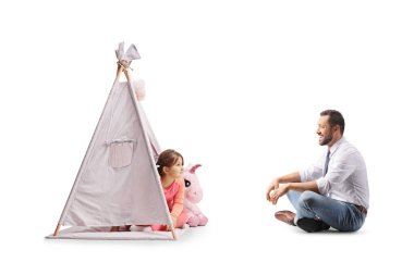 Baba ve kızı beyaz arka planda izole edilmiş bir çadır ile oynuyorlar.