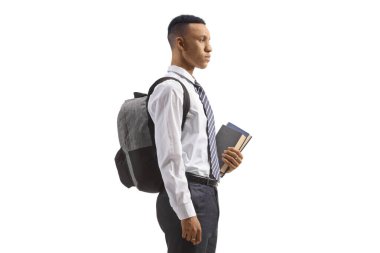 Beyaz arka planda izole edilmiş bir sırt çantası taşıyan Afrikalı Amerikalı bir öğrenci.