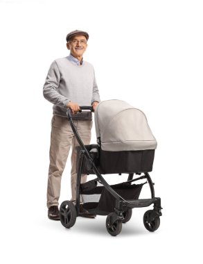 Mutlu büyükbaba beyaz arka planda izole edilmiş bir bebek arabasını itiyor.