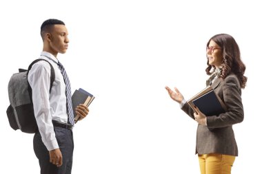 Beyaz arka planda izole edilmiş Afrikalı Amerikalı bir erkek öğrenciyle konuşan kadın öğretmen.