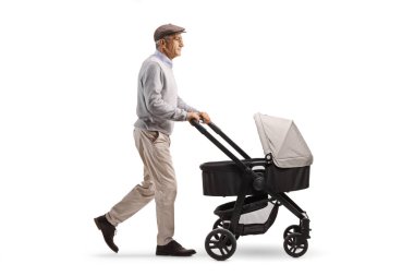 Beyaz arka planda yürüyen ve bebek arabası süren yaşlı bir adamın tam boy profil çekimi.