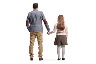 Baba-kız el ele tutuşuyor, arkadan görülüyor, beyaz arka planda izole edilmiş.