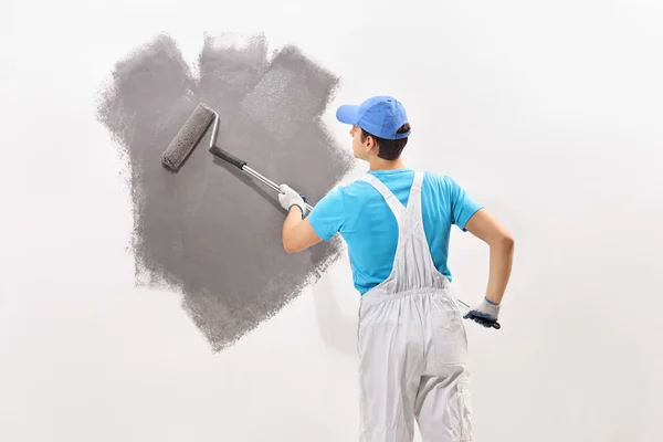 Decoratore maschio che dipinge una parete — Foto Stock
