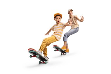 Kadın ve çocuk kaykaya biniyor ve beyaz arka planda izole edilmiş numaralar yapıyor.