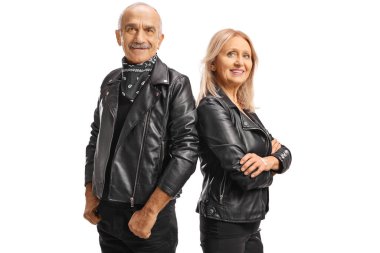 Siyah deri ceketli olgun erkek ve kadın beyaz arka planda izole edilmiş.