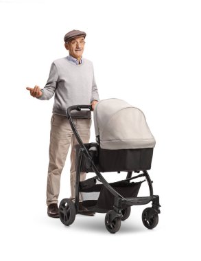 Dedem beyaz arka planda izole edilmiş bir bebek arabasıyla duruyor.