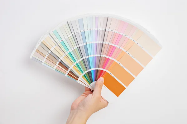 Mão segurando cartões multicoloridos — Fotografia de Stock