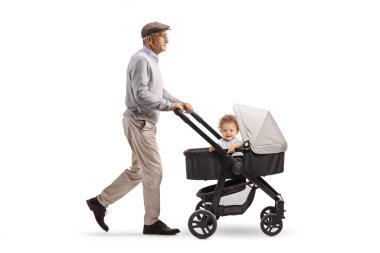 Dedem, beyaz arka planda izole edilmiş bir bebek arabasında bebeği itiyor.