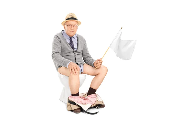 Senior man een witte vlag zwaaien — Stockfoto
