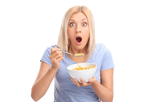 Mujer conmocionada comiendo cereal f — Foto de Stock