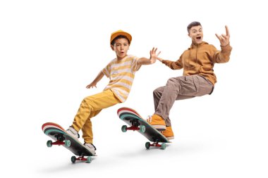 Erkekler kaykay ve el hareketleriyle beyaz arka planda izole edilmiş.