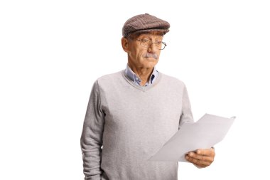 Beyaz arka planda izole edilmiş bir belgeyi okuyan düşünceli beyefendi.