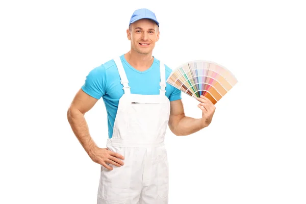 Décorateur masculin tenant un échantillon de couleur — Photo