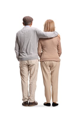 Beyaz arka planda soyutlanmış, kucaklaşan olgun bir çiftin arka görüntüsü.
