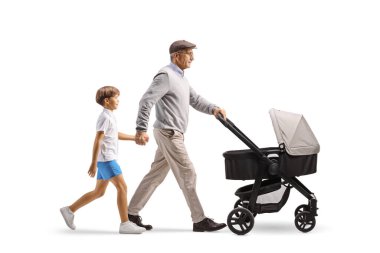 Bebek arabasıyla gezen büyükbaba ve çocuk beyaz arka planda izole bir şekilde yürüyorlar.