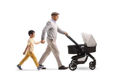 Büyükbabam torunlarına bakıyor ve beyaz bir arka planda izole edilmiş bir bebek arabasıyla yürüyor.
